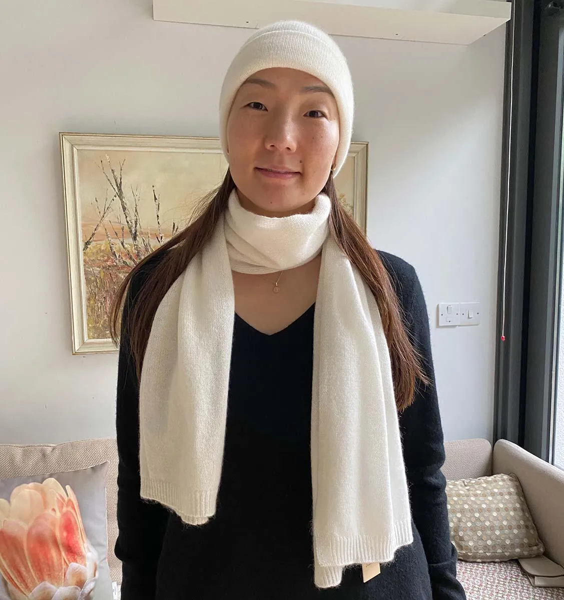 Cashmere hat, scarf and gloves set in white