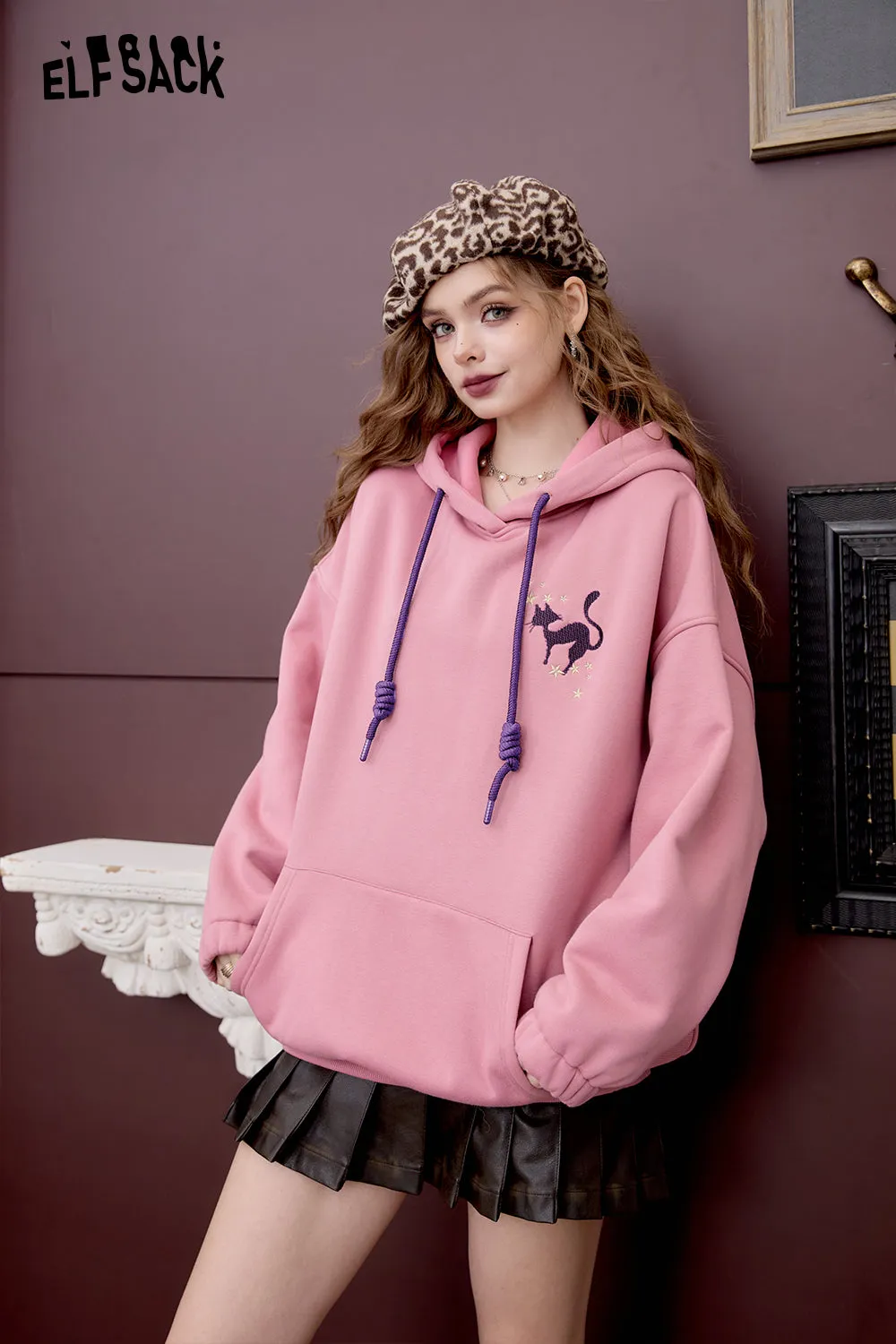 ELFSACK 2024 Winter New Arrivals Loose Preppy style witch embroidery hoodie for women retro cute fleece top