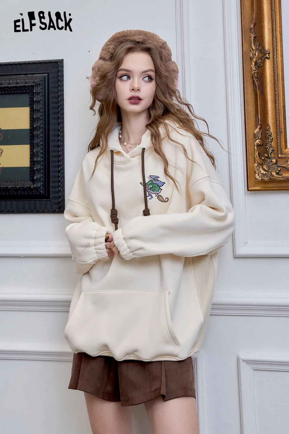 ELFSACK 2024 Winter New Arrivals Loose Preppy style witch embroidery hoodie for women retro cute fleece top