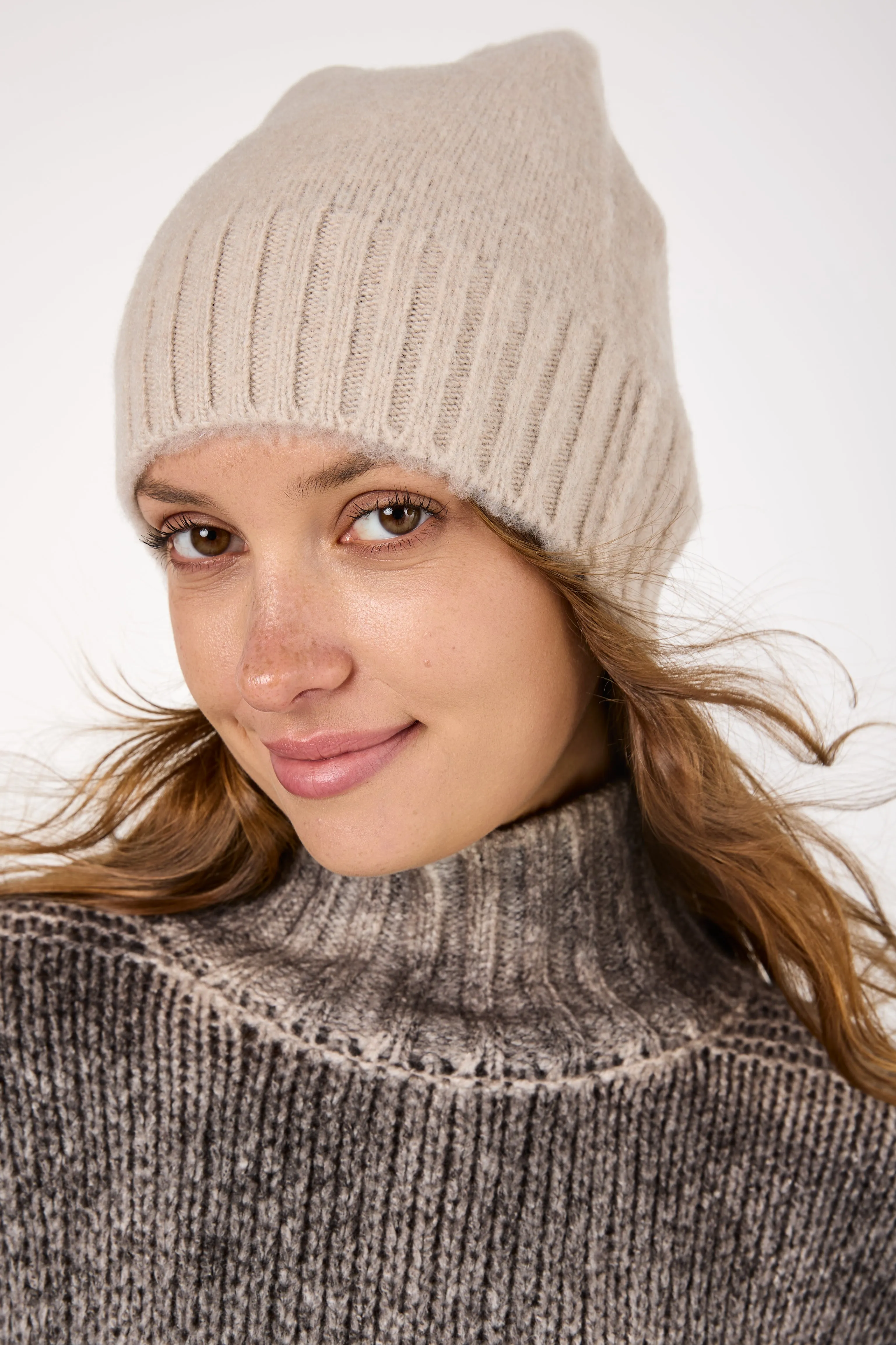 Ribbed Carded Beanie Hat in Sabbia